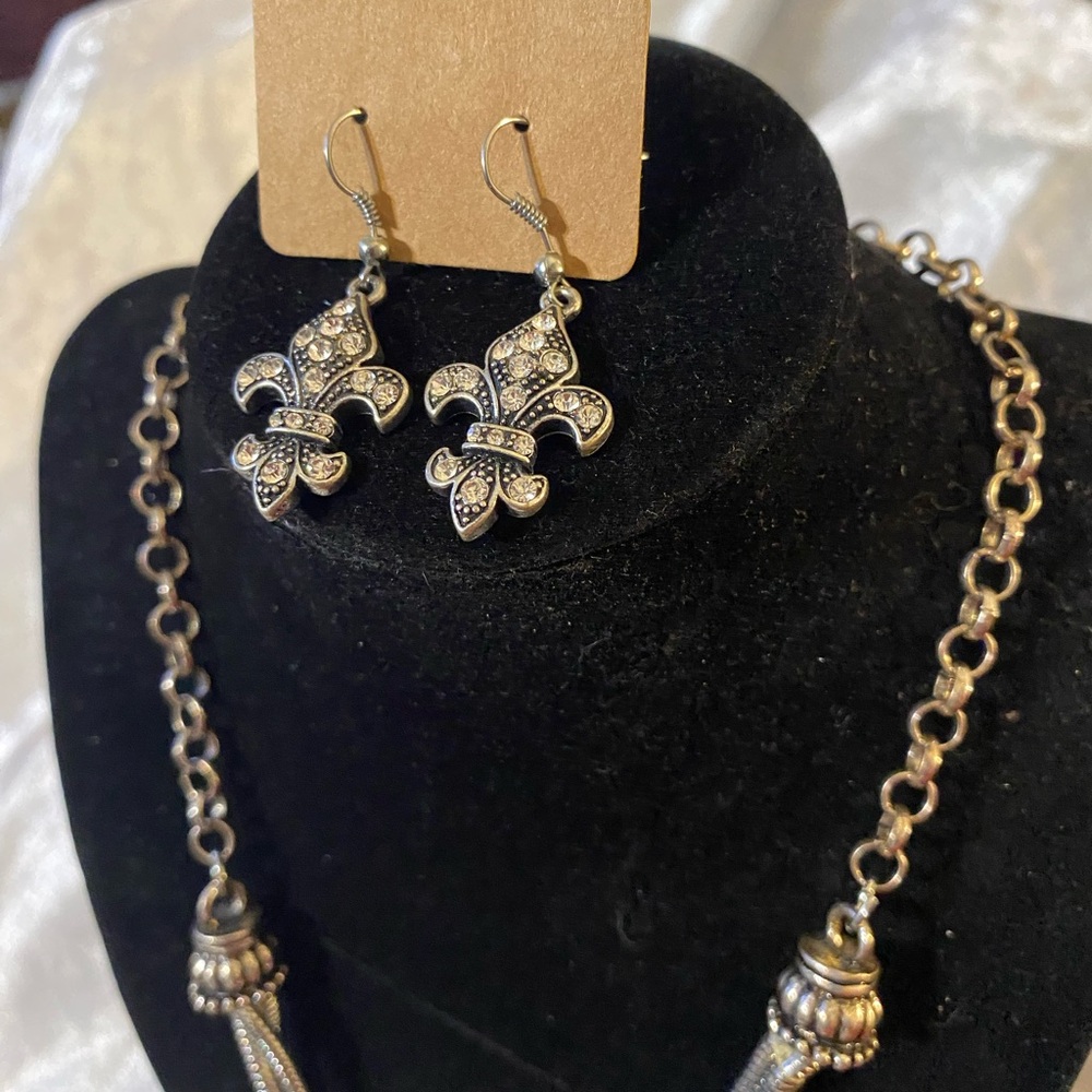 Chic Silver Fleur-de-Lis Necklace and Earring Set - Picture 4 of 11